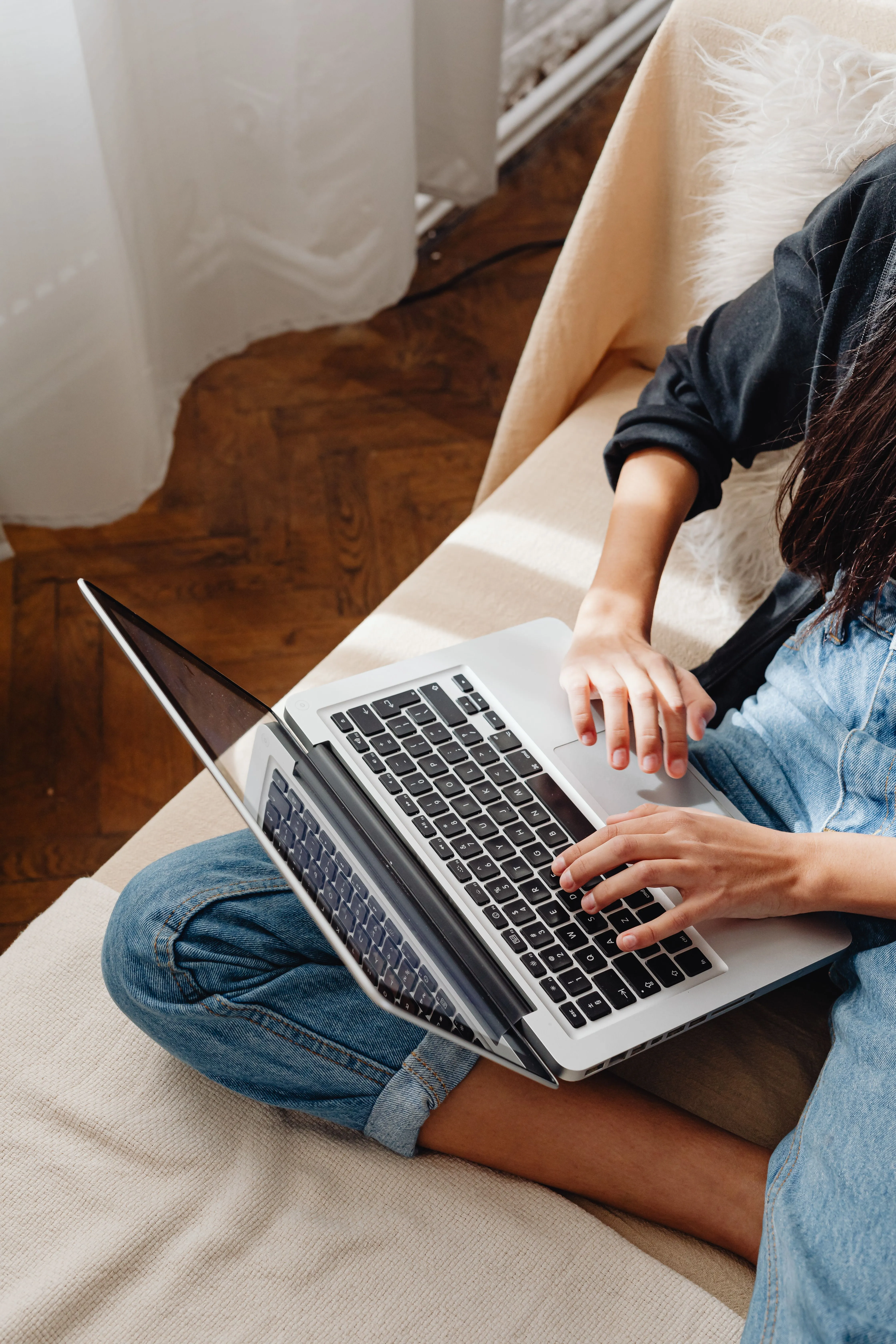 Videosprechstunde am Laptop von zu Hause aus