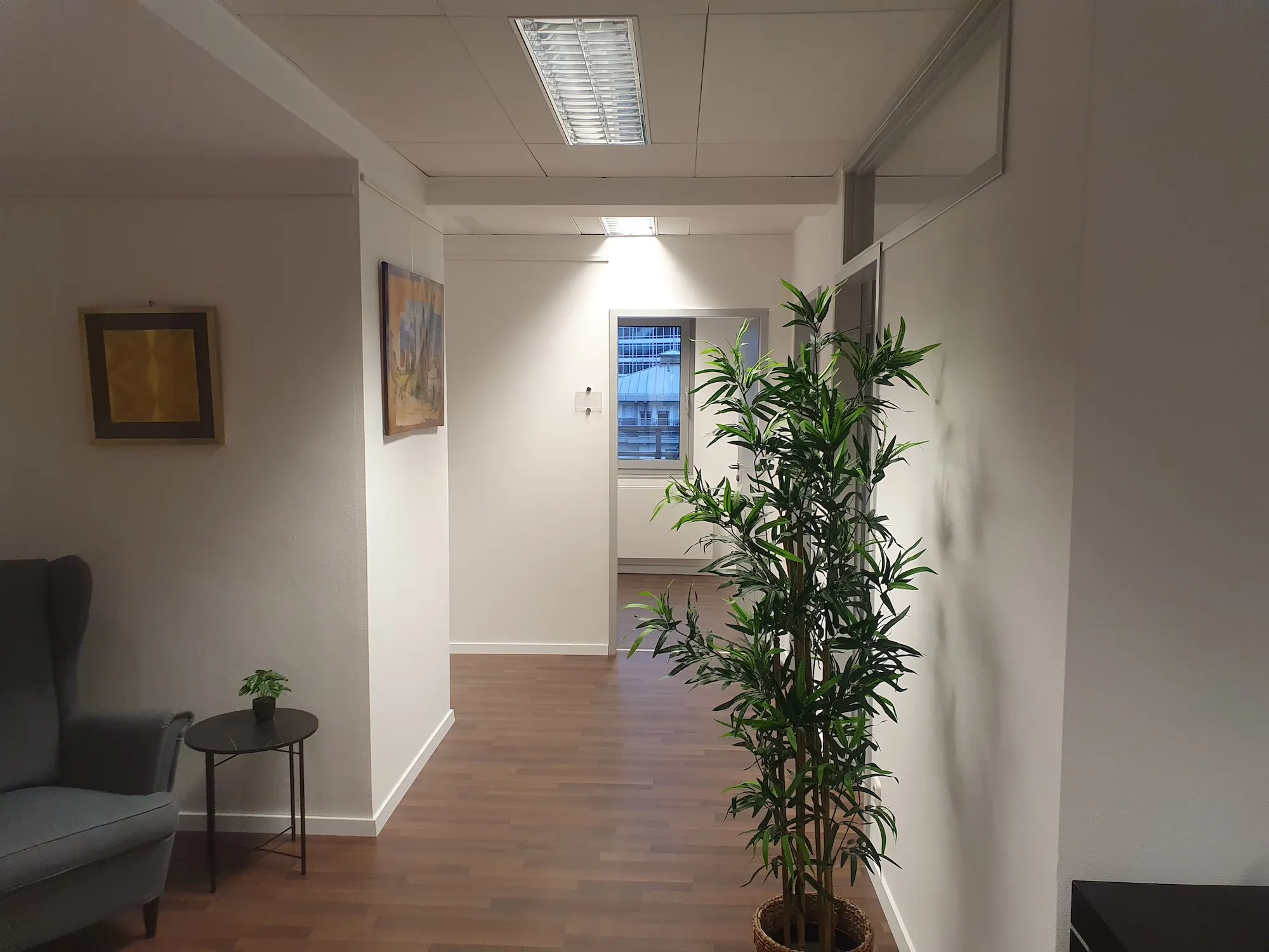 Heller Therapieraum der Privatpraxis in Frankfurt mit Sesseln und warmem Tageslicht